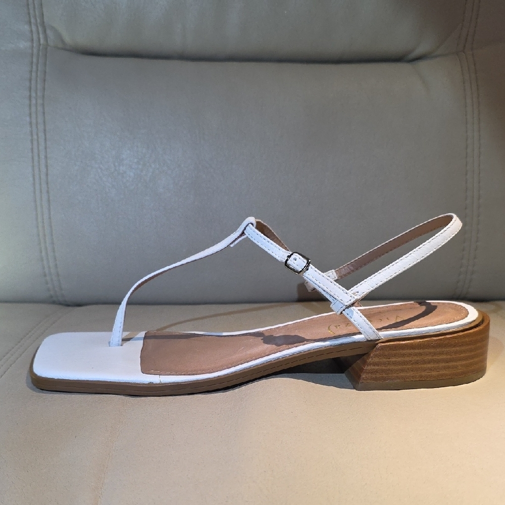 Vicenza x Trina Turk Cream Leather T-Strap Sandals - Picture 3 of 8